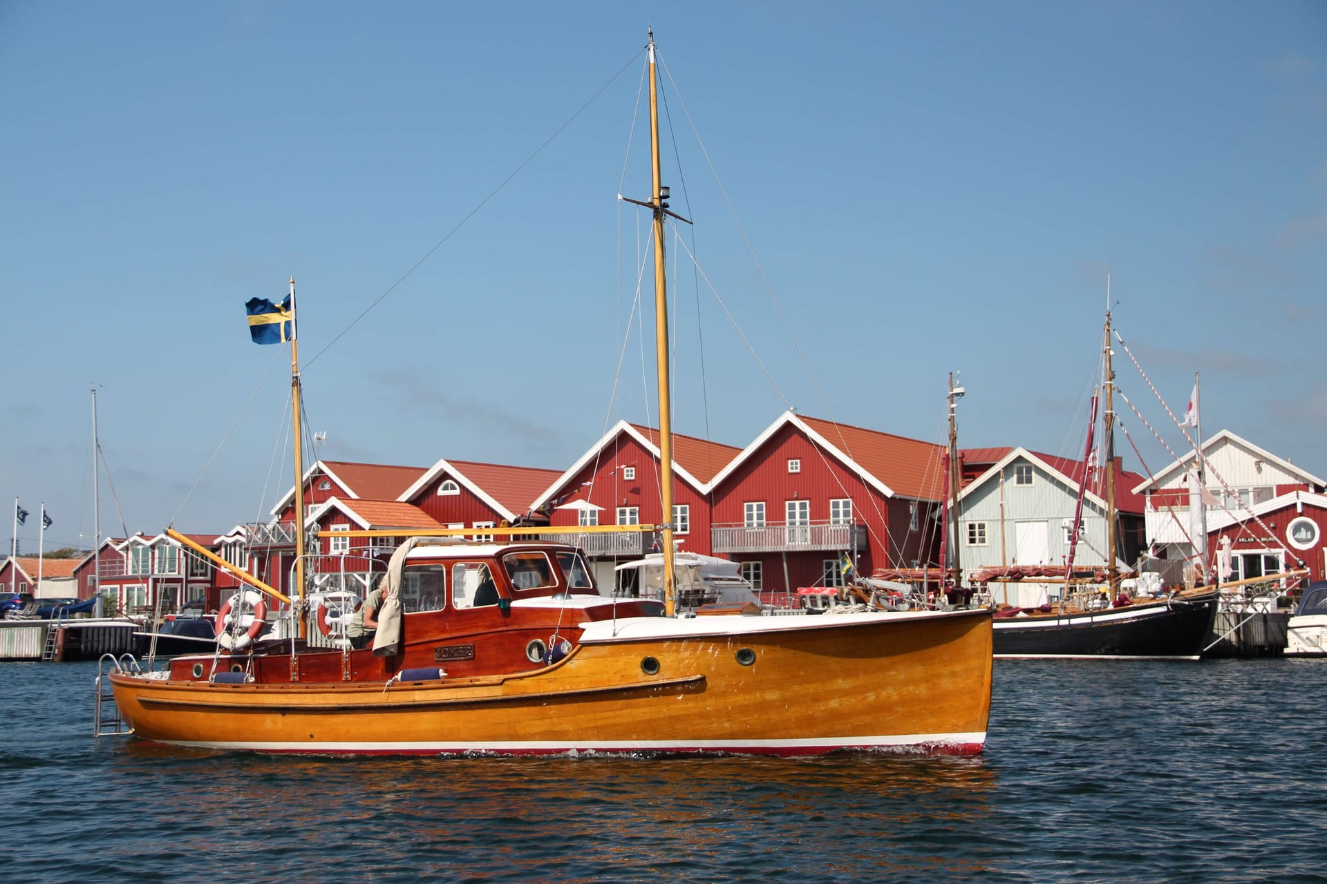 Träbåt i havet